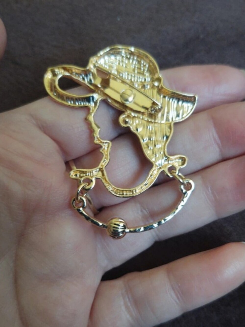 Elegant Red Hat Woman Silhouette Brooch - Picture 3 of 3